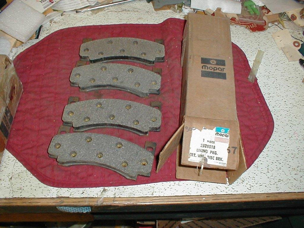 Kit De Boulons Chassis AMK 253 Pièces - Pour Mopar B & E Body 318/340/360 Avec Freins à Disque (73-74)